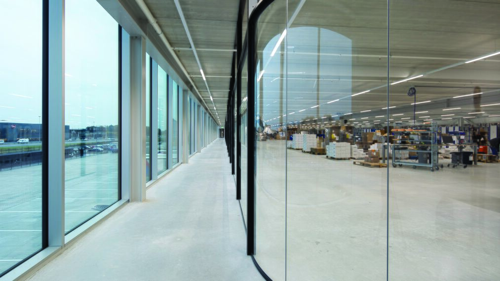 ConceptFolding 77 Klizni sistemi и ConceptWall 50 Fasade - Warehouse DC New Logic III налази се у Tilburg, The Netherlands