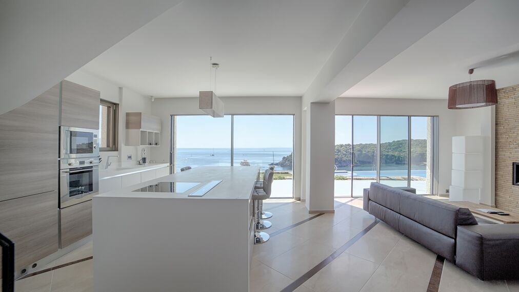 HiFinity Klizni sistemi и CS 77 Hidden Vent Prozori - Villa Seaside villas Syvota налази се у Igoumenitsa, Greece