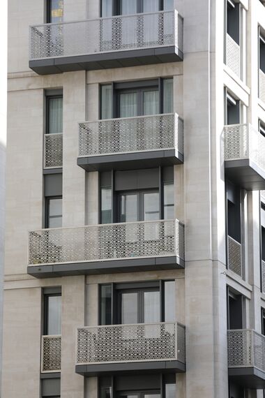 ConceptSystem 77 Vrata, ConceptPatio 130 Klizni sistemi, CS 86-HI (c) Отказани системи, CW 86 Standard Fasade и CW 86-EF Fasade - 190 The Strand налази се у London, United Kingdom