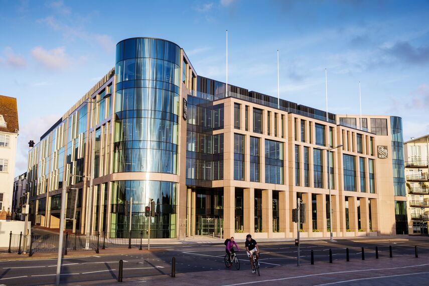 ConceptWall 50 Fasade, ConceptWall 86 Fasade, ConceptSystem 77 Prozori, ConceptSystem 68 Prozori и CW 50-FP Fasade - Office building Jersey Esplanade налази се у Jersey, United Kingdom