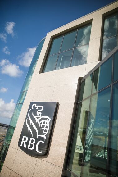 ConceptWall 50 Fasade, ConceptWall 86 Fasade, ConceptSystem 77 Prozori, ConceptSystem 68 Prozori и CW 50-FP Fasade - Office building Jersey Esplanade налази се у Jersey, United Kingdom