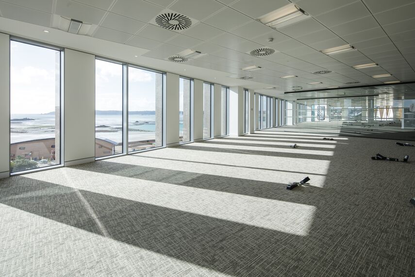 ConceptWall 50 Fasade, ConceptWall 86 Fasade, ConceptSystem 77 Prozori, ConceptSystem 68 Prozori и CW 50-FP Fasade - Office building Jersey Esplanade налази се у Jersey, United Kingdom