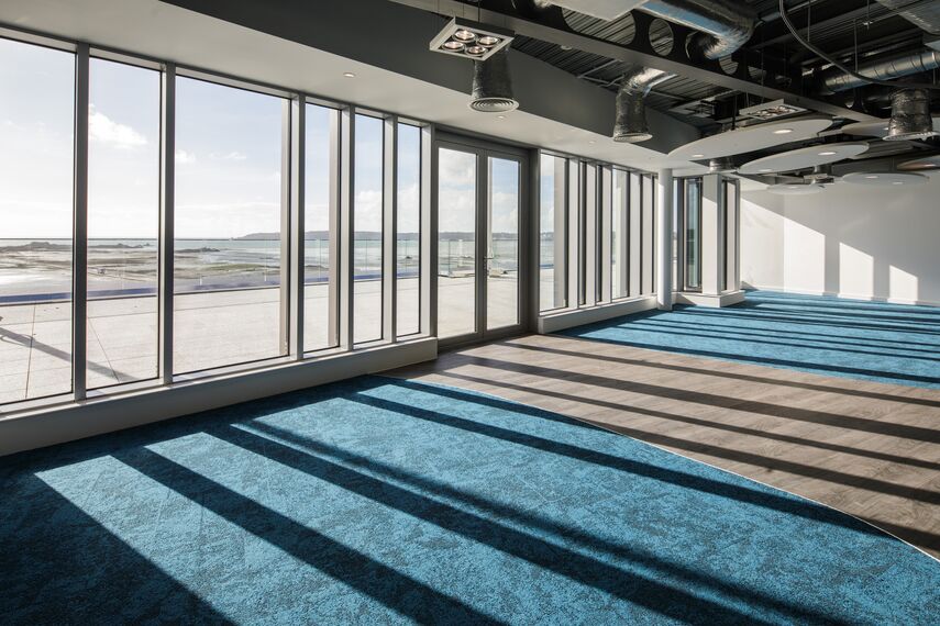 ConceptWall 50 Fasade, ConceptWall 86 Fasade, ConceptSystem 77 Prozori, ConceptSystem 68 Prozori и CW 50-FP Fasade - Office building Jersey Esplanade налази се у Jersey, United Kingdom