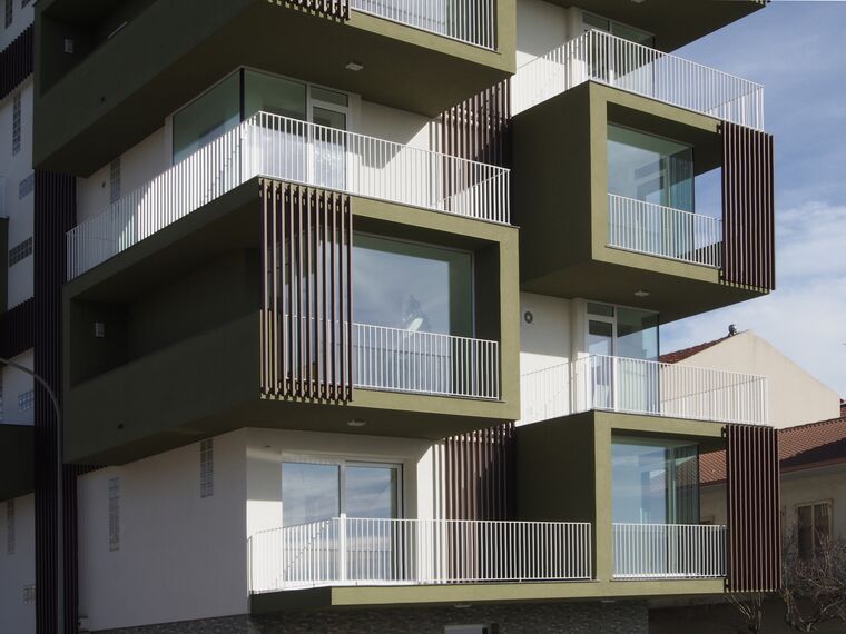 ConceptSystem 77 Prozori, ThermoSystem 68 Prozori и ConceptPatio 68 Klizni sistemi - Апартмански комплекс La casa sull'olivo налази се у Ragusa, Italy