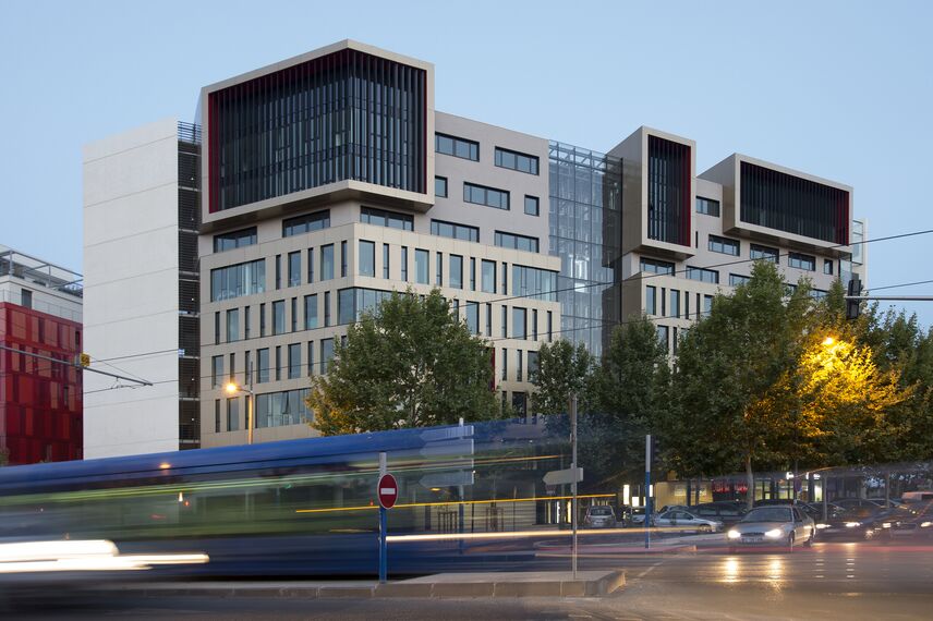 ConceptDoor 50 Vrata, ThermoSystem 57 Prozori и CW 50-SG Fasade - Oz'One налази се у Montpellier, France