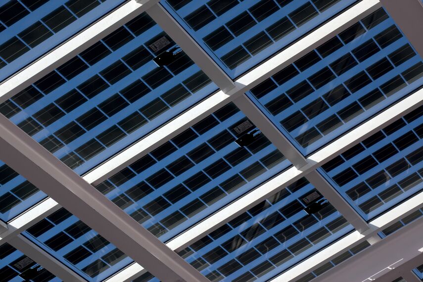 ConceptWall 50 Fasade и BriseSoleil 100 Sistemi za zaštitu od sunca - Office building Teatro municipal núria espert налази се у Sant Andreu de la Barca, Spain