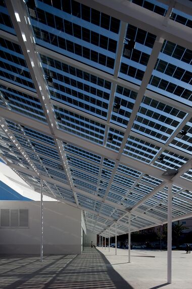 ConceptWall 50 Fasade и BriseSoleil 100 Sistemi za zaštitu od sunca - Office building Teatro municipal núria espert налази се у Sant Andreu de la Barca, Spain