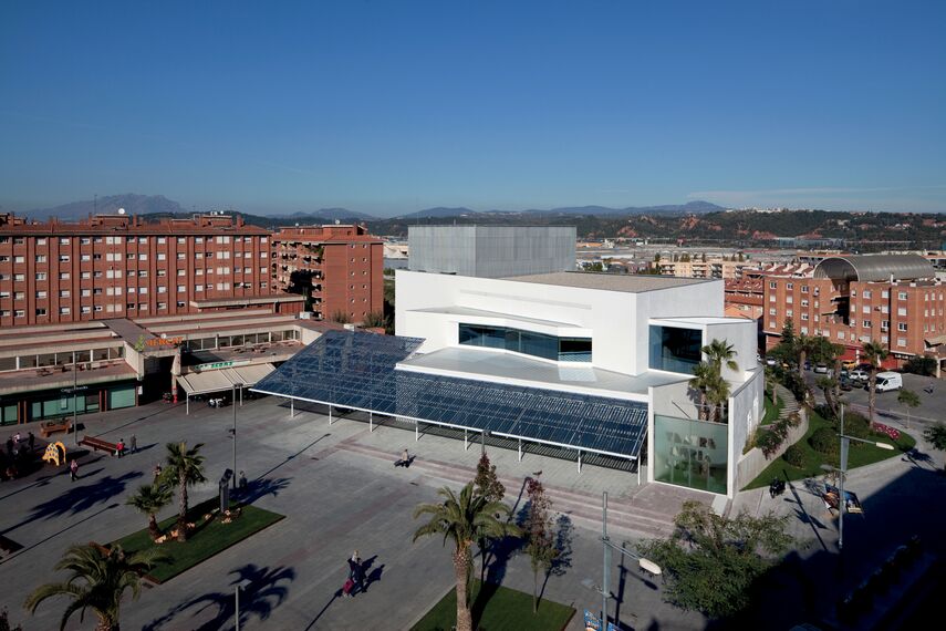 ConceptWall 50 Fasade и BriseSoleil 100 Sistemi za zaštitu od sunca - Office building Teatro municipal núria espert налази се у Sant Andreu de la Barca, Spain