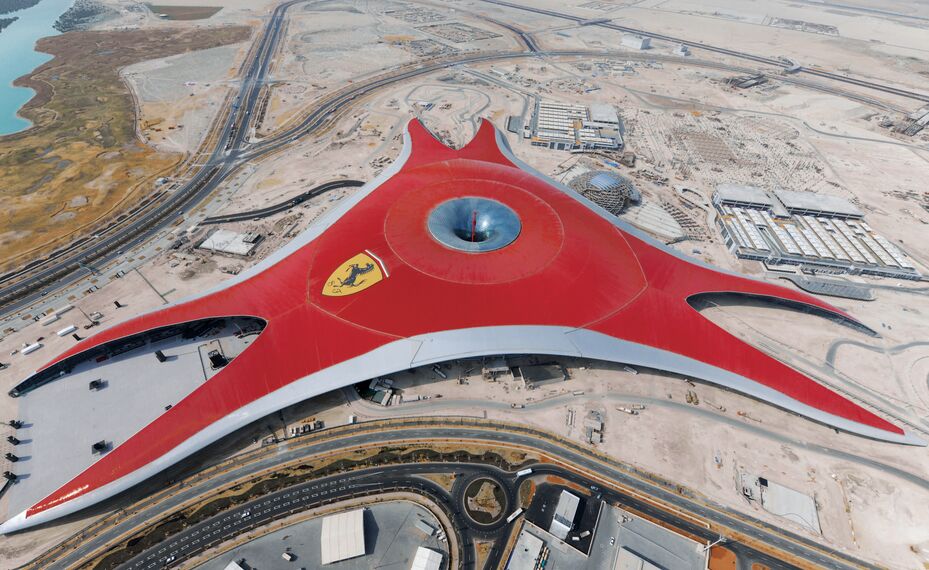 ConceptWall 86 Fasade - Race track Ferrari World Abu Dhabi налази се у Abu Dhabi, United Arab Emirates