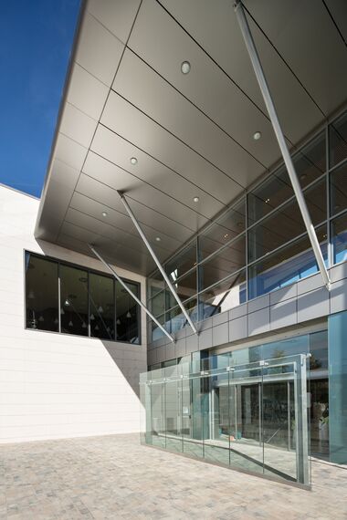 ConceptSystem 59Pa Prozori, CW 50-ALU ON STEEL Fasade, ES 50 Prozori, CW 50 Standard Fasade, CW 50 Fasade и CS 59Pa Clampable Door Vrata - Puerto Venecia налази се у Zaragosa, Spain