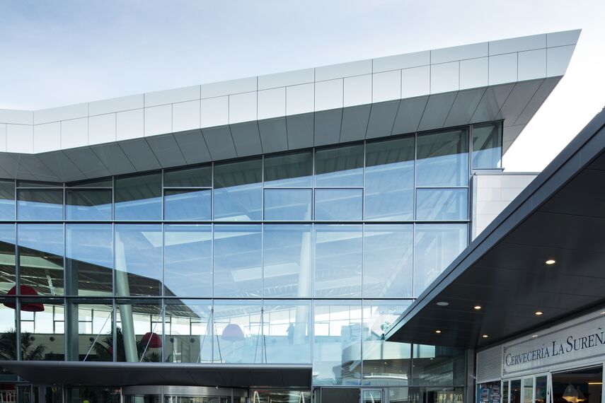 ConceptSystem 59Pa Prozori, CW 50-ALU ON STEEL Fasade, ES 50 Prozori, CW 50 Standard Fasade, CW 50 Fasade и CS 59Pa Clampable Door Vrata - Puerto Venecia налази се у Zaragosa, Spain