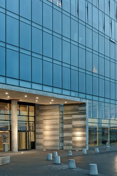 ConceptWall 86 Fasade - Office building Höfdatorg налази се у Reykjavik, Iceland