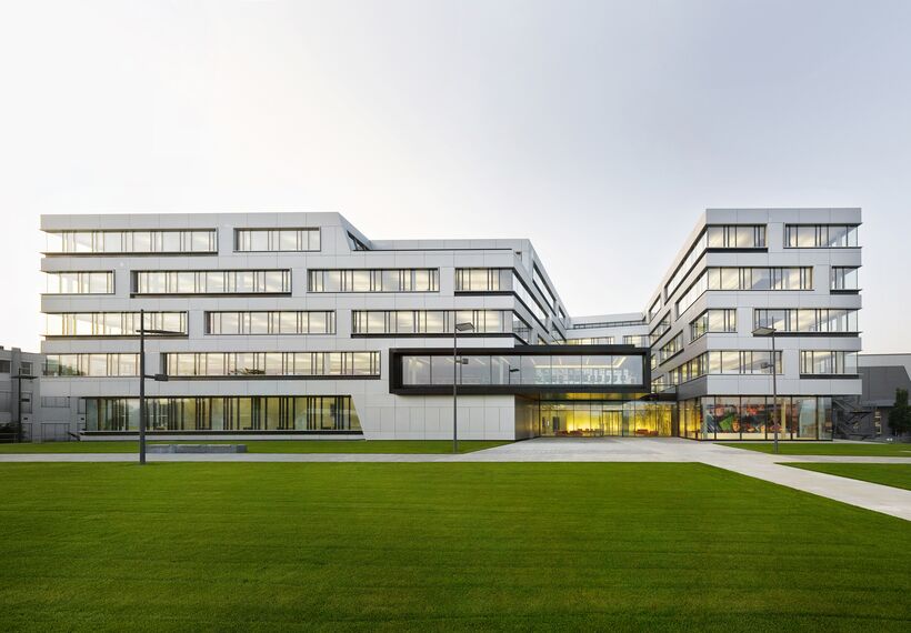 ConceptWall 50 Fasade - Business center S.Oliver Administrative Headquarters налази се у Rottendorf, Germany