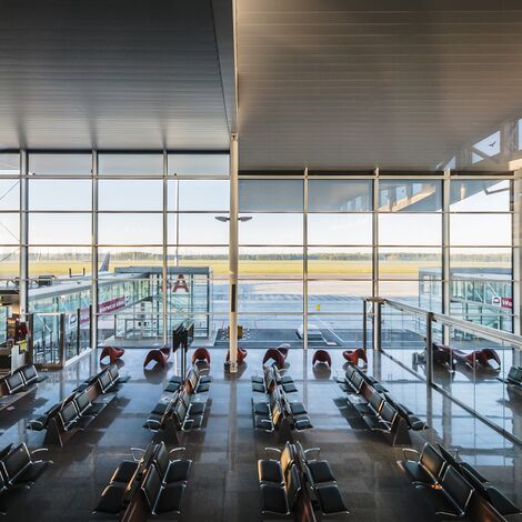 ConceptWall 60 Fasade, ConceptSystem 77 Prozori, ConceptSystem 59Pa Prozori, ConceptWall 50 Fasade, CW 50-FP Fasade и CW 50-SG Fasade - MPL Passenger Terminal налази се у Wrocław, Poland