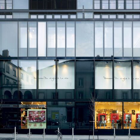 Shopping centre Manor Store AG налази се у Biel, Switzerland