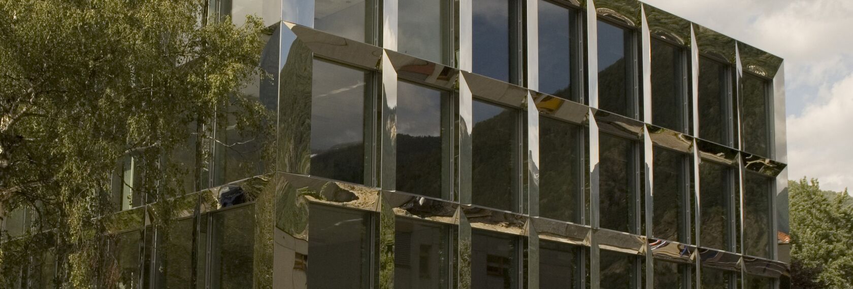 ConceptWall 50 Fasade - College/University Technical Vocational School Visp налази се у Visp, Switzerland