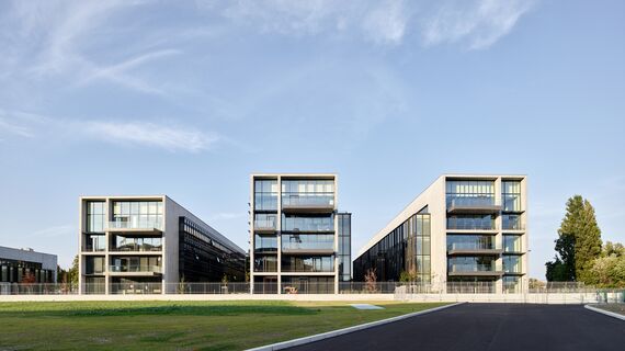 ConceptWall 86 Fasade, ThermoSystem 68 Prozori, ConceptWall 50 Fasade и TS 68-HV Prozori - Office building Jardins du Lou налази се у Lyon, France