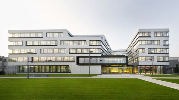 ConceptWall 50 Fasade - Business center S.Oliver Administrative Headquarters налази се у Rottendorf, Germany